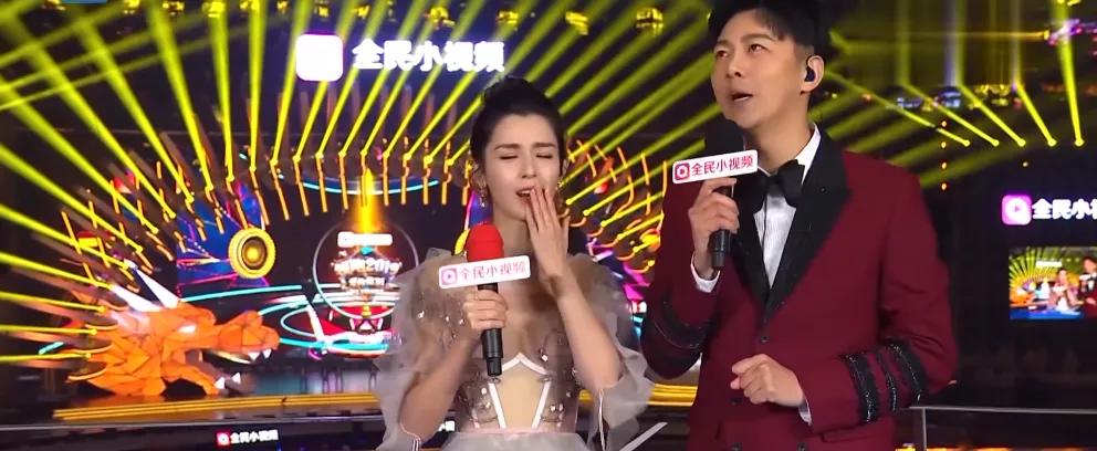 央视直播突发事件主持人淡定应对,杭州新闻联播主持人还在播吗