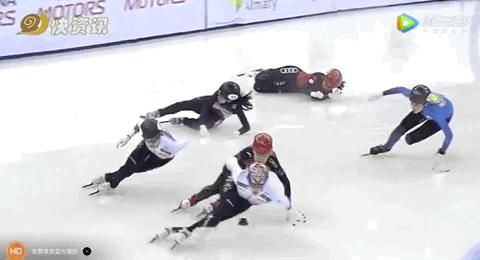 短道速滑1000米韩国两将摔出赛道,韩国短道速滑把队友推出赛道
