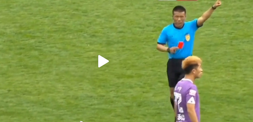 遭对手暴力飞铲,中甲被肘击者吃红牌裁判