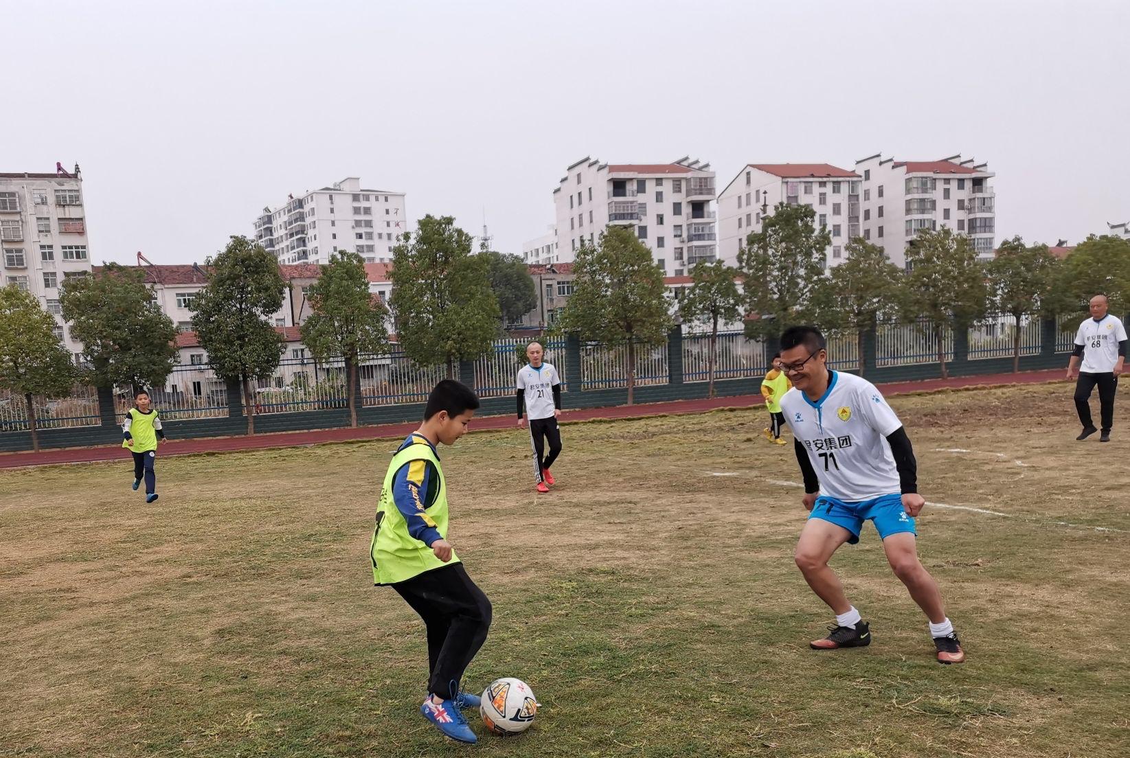 筑梦绿茵快乐成长——湖北君安足球俱乐部到黄州陶店小学开展公益资助活动