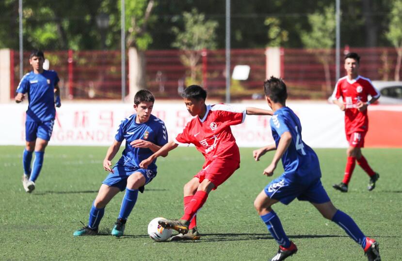 许家印加大青训投入,许家印看望青训球员