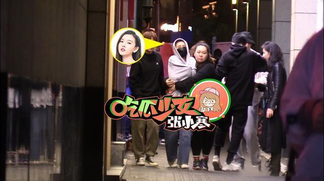 宋祖儿酒后踢路人事件,宋祖儿被人踢视频