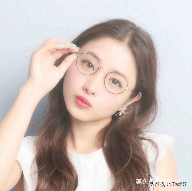郑爽、刘诗诗、迪丽热巴等女星戴眼镜——这就是明星跟素人的差别