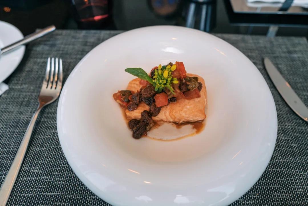 把繁华踩在脚下，将吃喝囊括周边。去长沙要住地标里