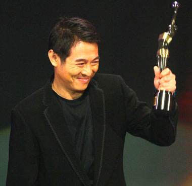 周冬雨易烊千玺各大颁奖盛典,周冬雨怎么变成双金影后