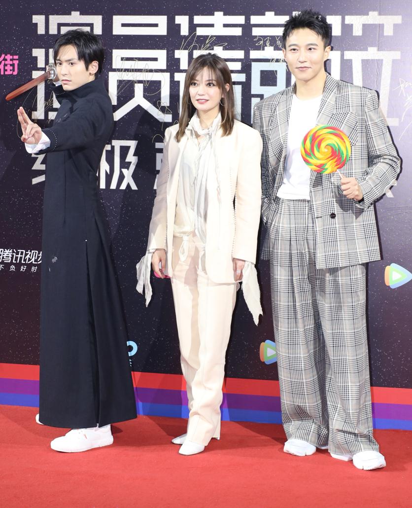 “小燕子”赵薇也老了，穿白西装很干练，可生图下肌肤松弛好憔悴