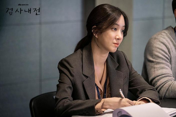 孙艺珍郑丽媛同步营业该看谁？小孩才做选择她们的西装我都要