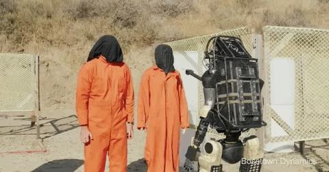 「机器人」细思极恐！机器人的枪口这一次“对准”人类