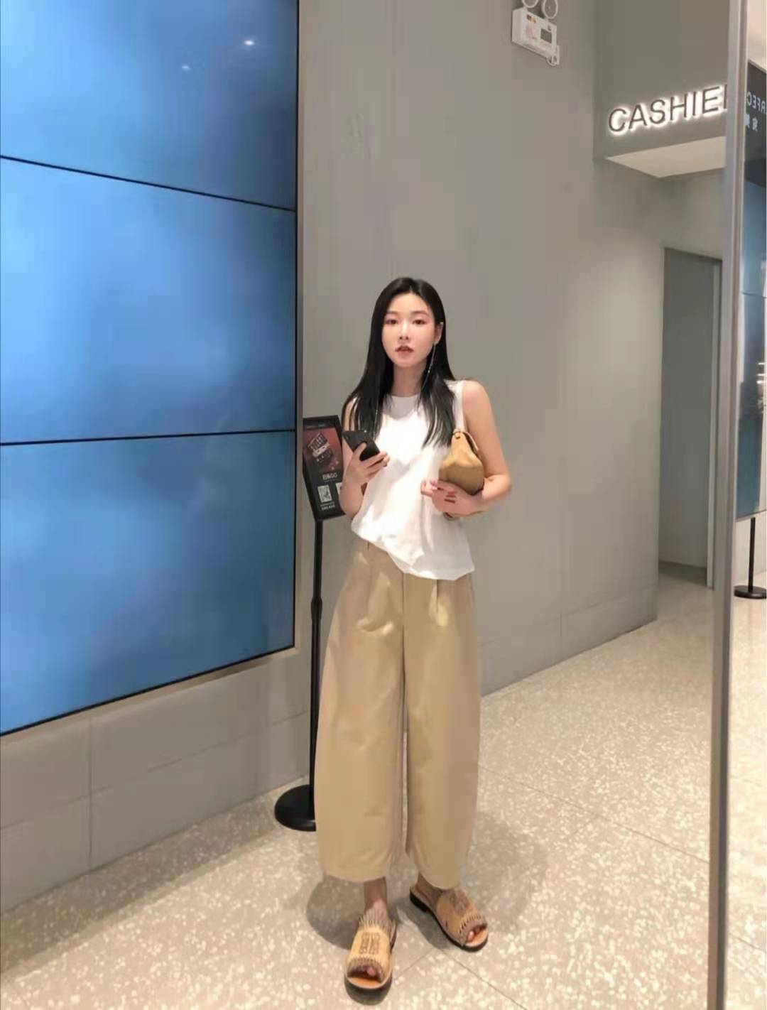 浅卡其色上衣和深驼色裤子搭吗,浅卡其色裤子配什么颜色上衣好看