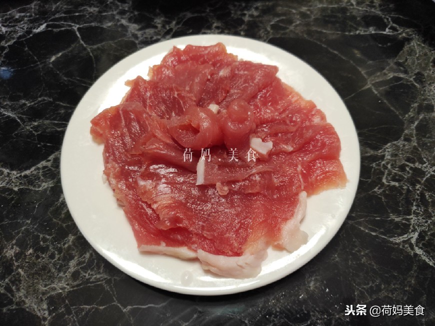 家庭自制小火锅吃起来,小两口在家自己做火锅