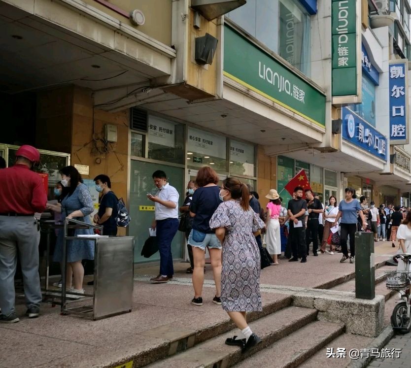 老字号排队买月饼人多 (天津老式月饼排队)