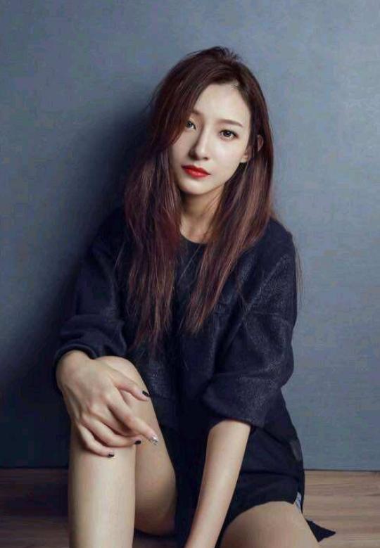 她曾18岁走秀不慎掉落泳裤：坚持走完，如今成央视美女主持人