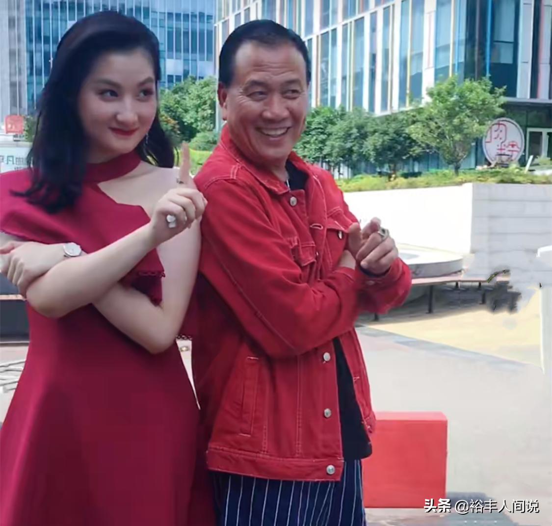 万梓良和女儿合影,万梓良和女星亲吻电影