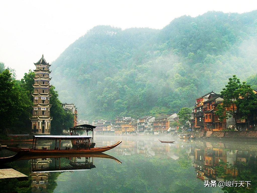 中国最美丽的小城，历经沧桑翘檐如翼的吊脚楼，缓缓流淌的沱江