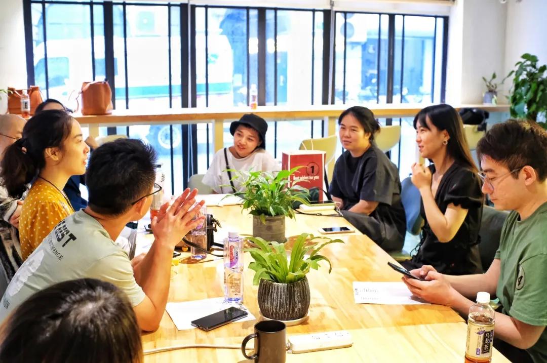 自由职业者时尚博主和人体彩绘化妆师的故事