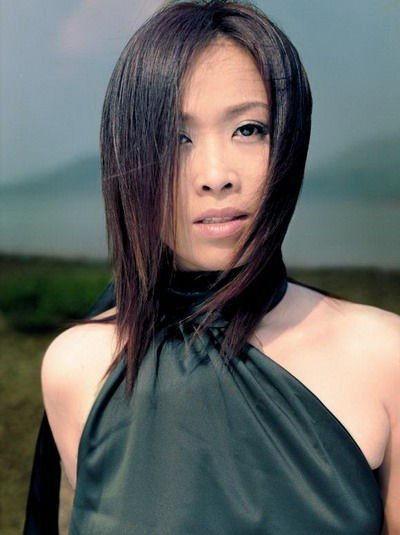 足球名将高峰结婚的视频,足球高峰结婚了吗