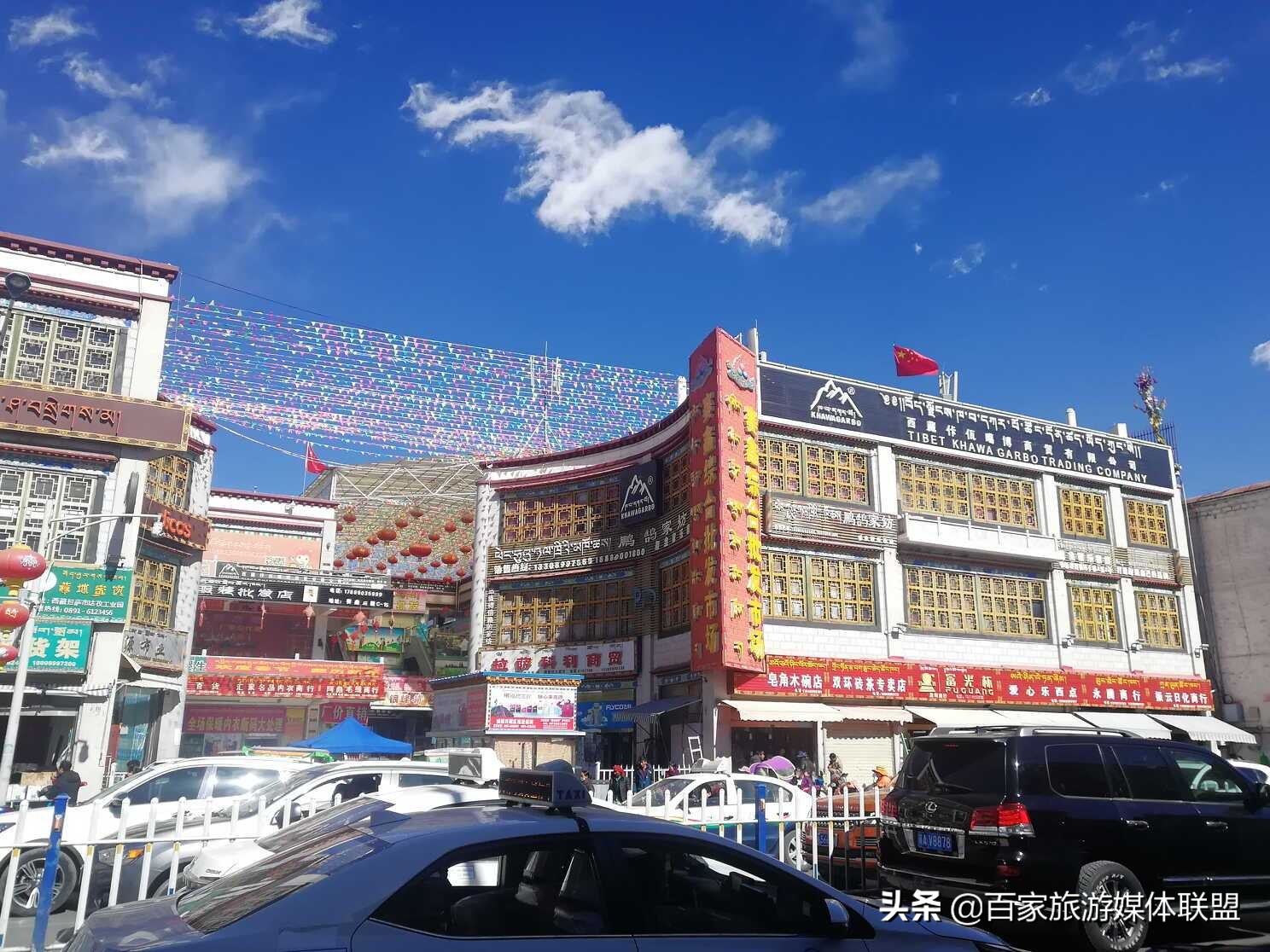 藏民的房屋插的旗子,藏民房顶为什么挂彩旗