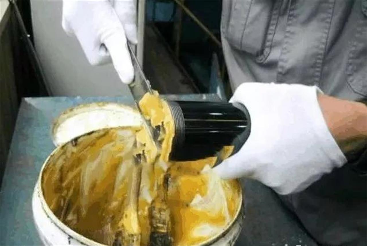 今天挖机打黄油了吗,挖机打黄油为什么不用全自动