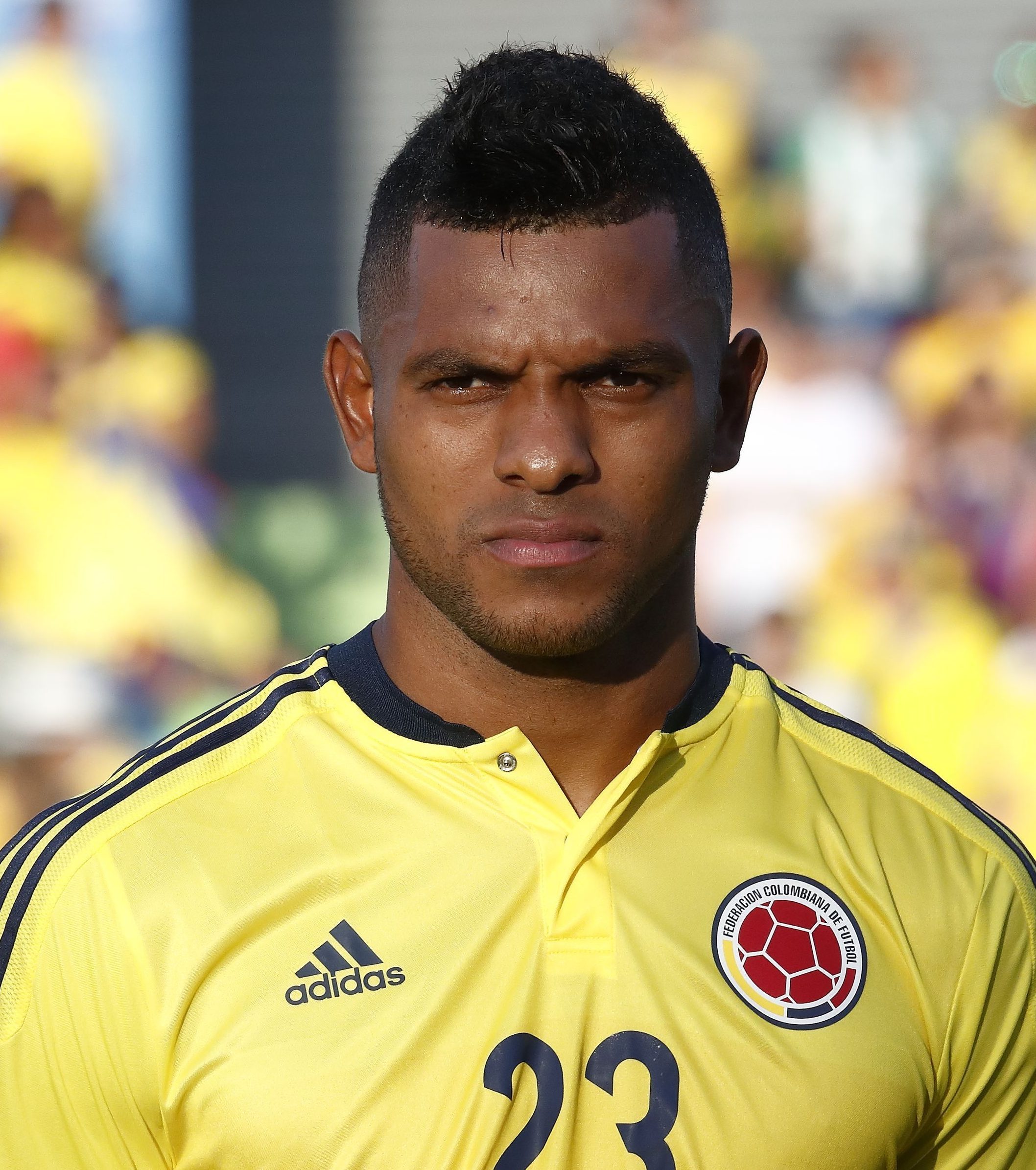 哥伦比亚球星哭诉自家母牛被吸毒年轻人侵犯整夜虐待判若两牛