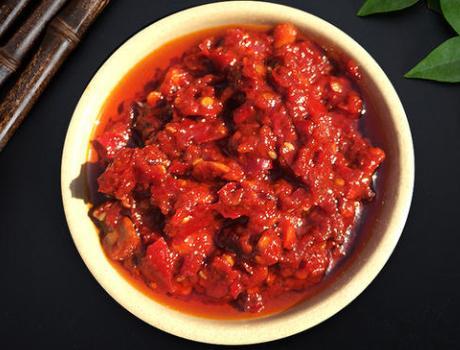 做豆瓣酱时，掌握3点小窍门，豆瓣酱色泽红润香味足，存放得久
