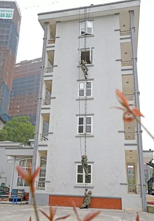 训练中的越南女特种兵,越南女性特种兵训练