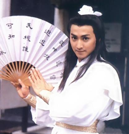 展昭何家劲放弃天价的演艺事业,帅气的展昭何家劲61岁