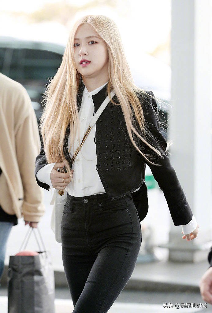 金发西装朴彩英,朴彩英金发白衣图