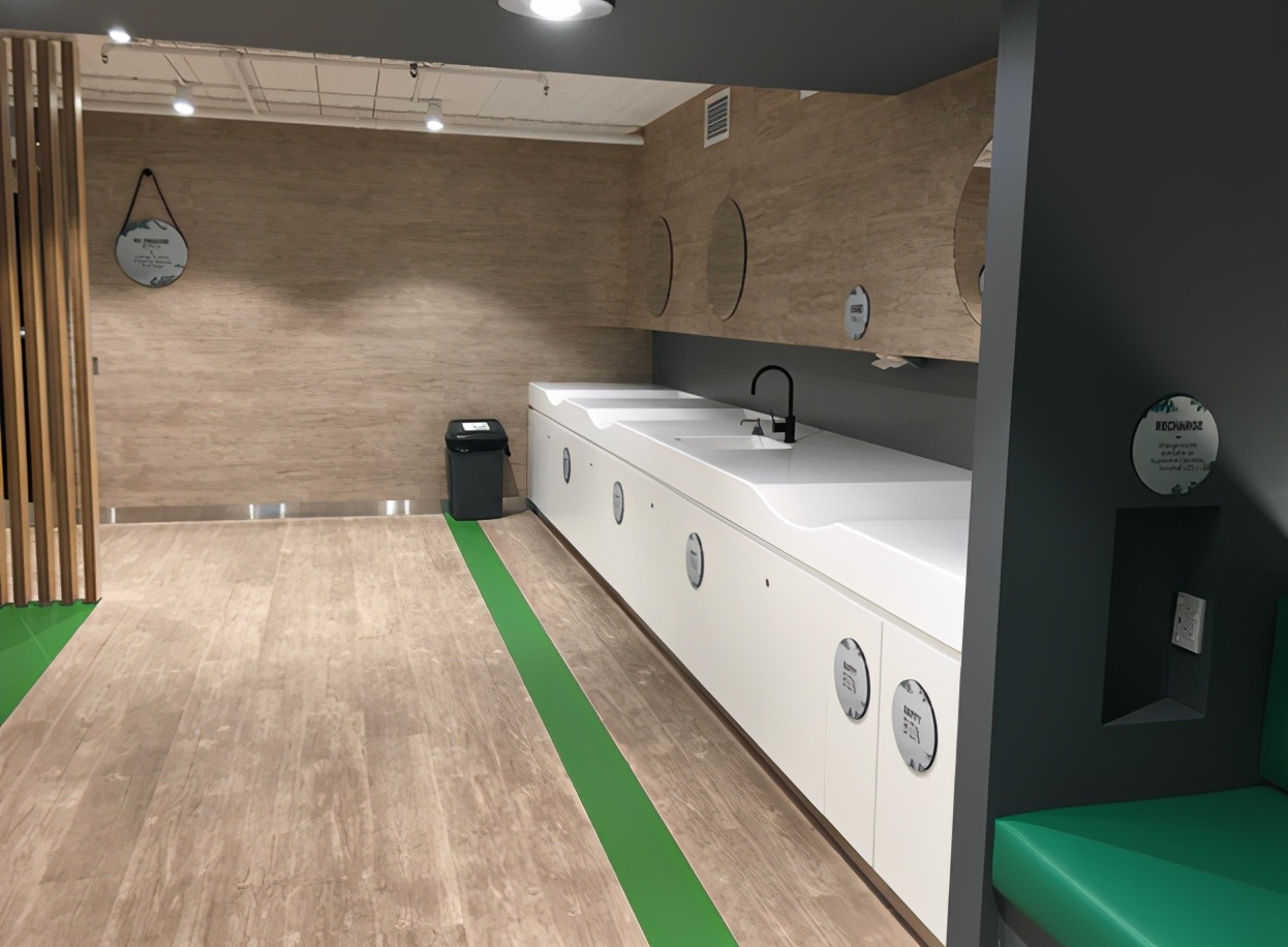 带儿子进女厕被指责,带儿子进女厕所遭指责