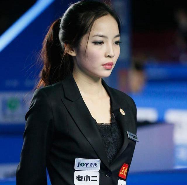 再见球迷丈夫，台球裁判女神重出江湖！她变得更有魅力了