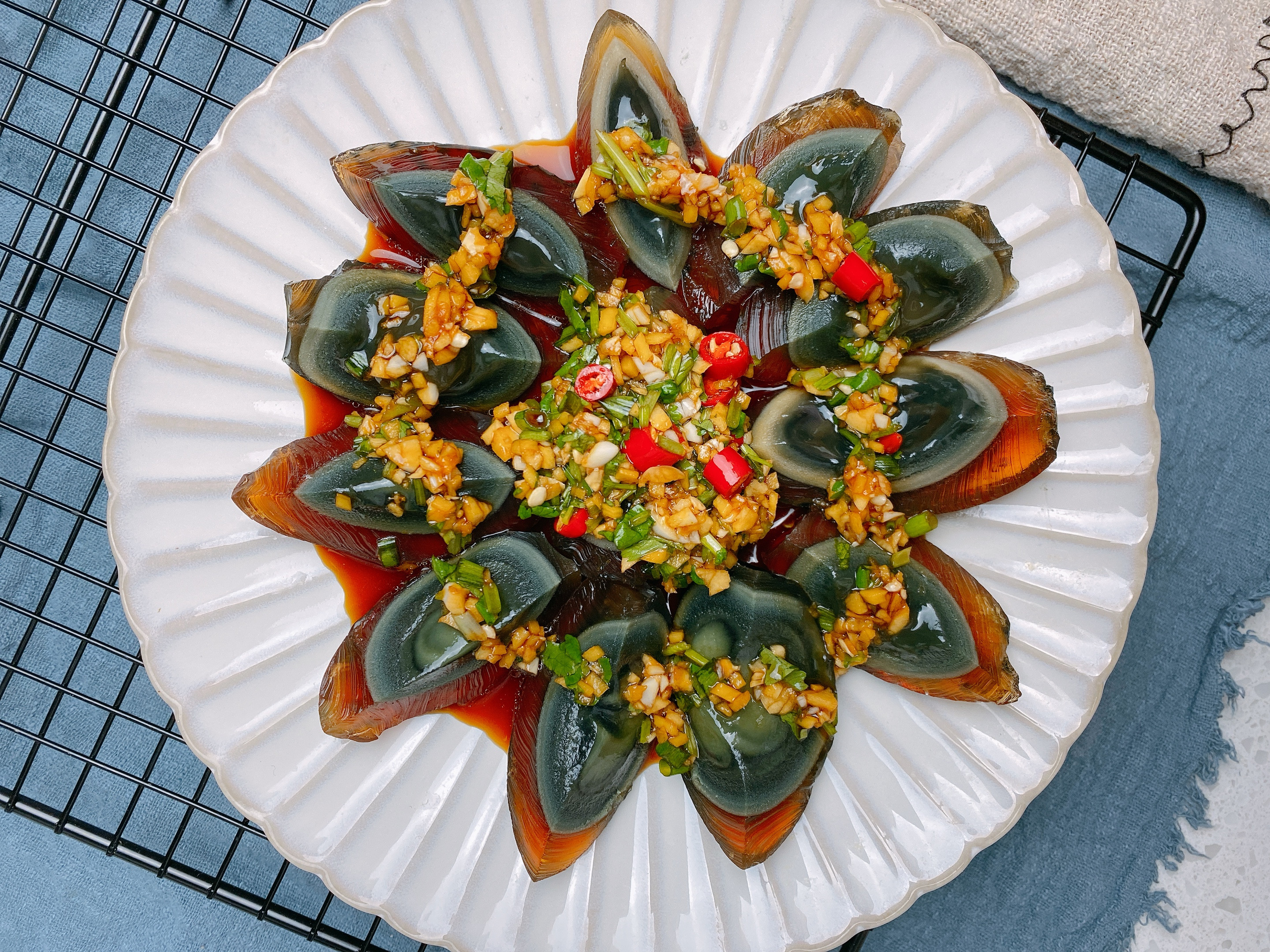 皮蛋凉拌过年菜,凉拌皮蛋调料家常菜