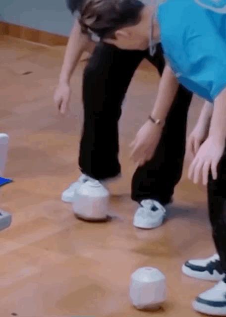 王一博火锅间名场面,王一博早期喝椰子