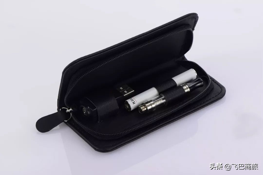 两男子飞机上吸烟被拘,两男子在飞机上吸烟被拘留