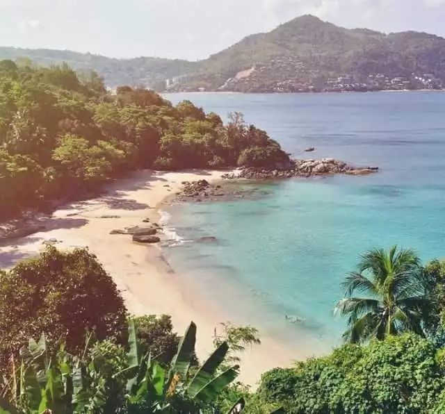 卡马拉海滩周边的度假村,卡马拉海湾全景