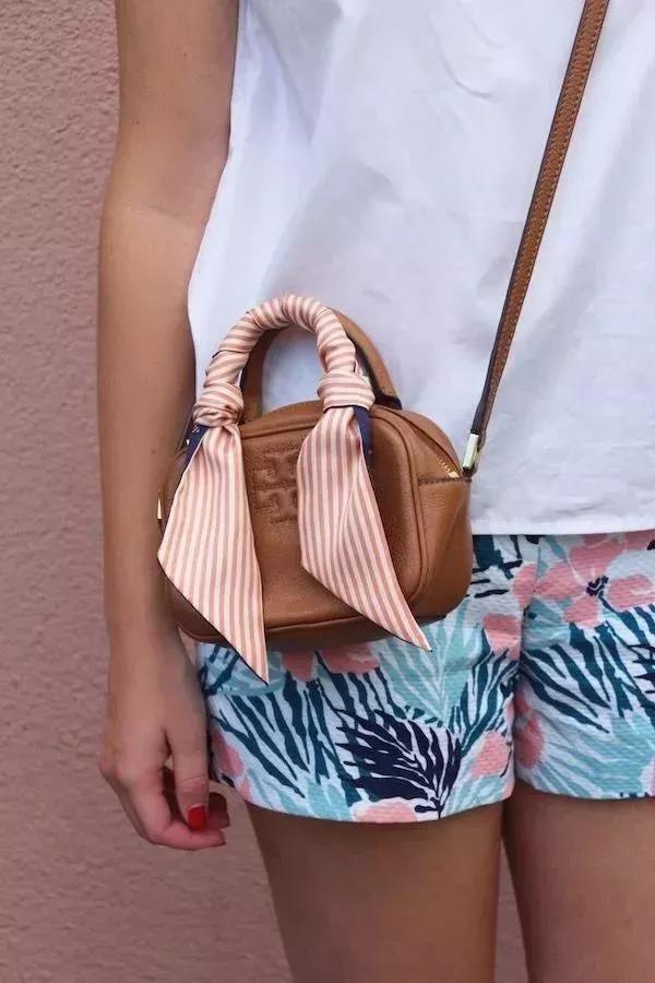 戴丝巾的气质女人,女士小丝巾气质打法