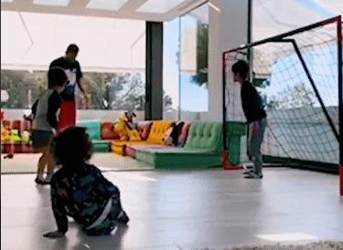 年轻梅西和现在梅西同框,梅西年轻与年老同框