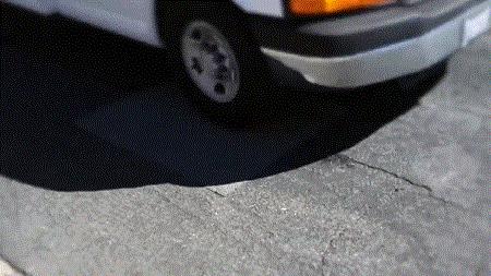 修马路不灌水泥，美国人直接用胶布，这是什么“智障”操作？