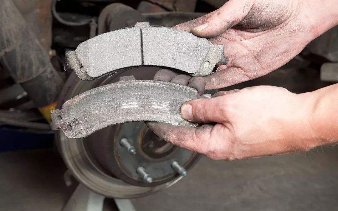 刹车系统没有泄漏，刹车油液一直下降为什么