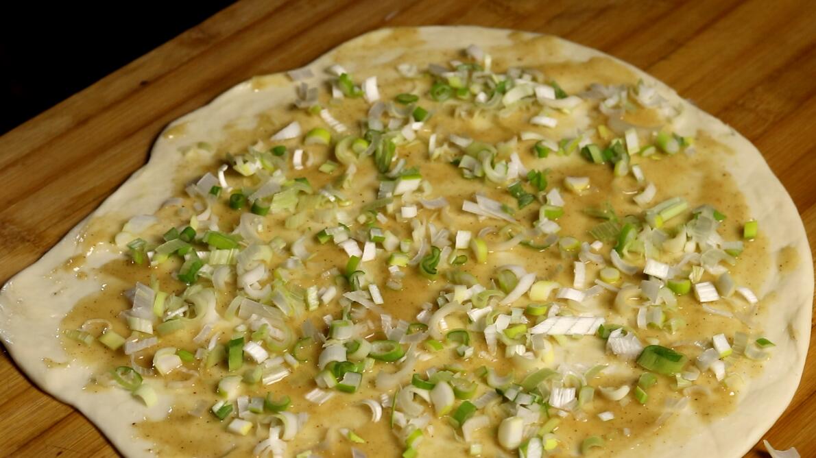 葱油饼的基本步骤和关注事项,正宗酥脆葱油饼做法教程