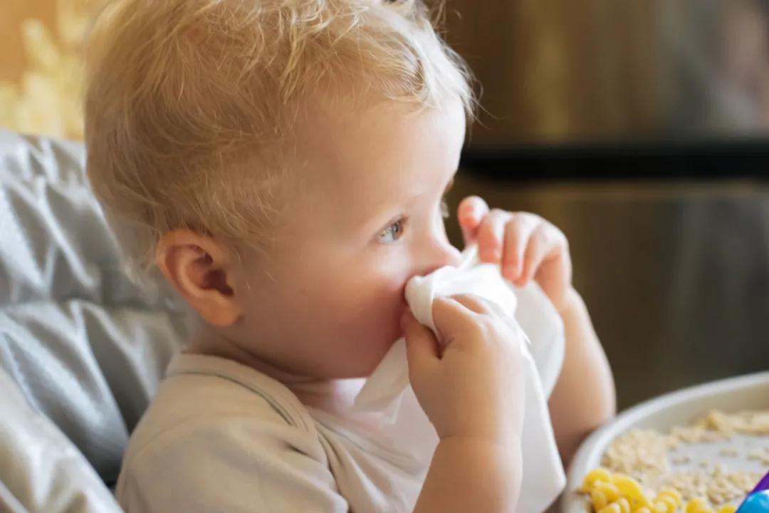 新生宝宝屁股上方有个眼怎么清洗,婴儿耳朵黄色分泌物该怎么清理