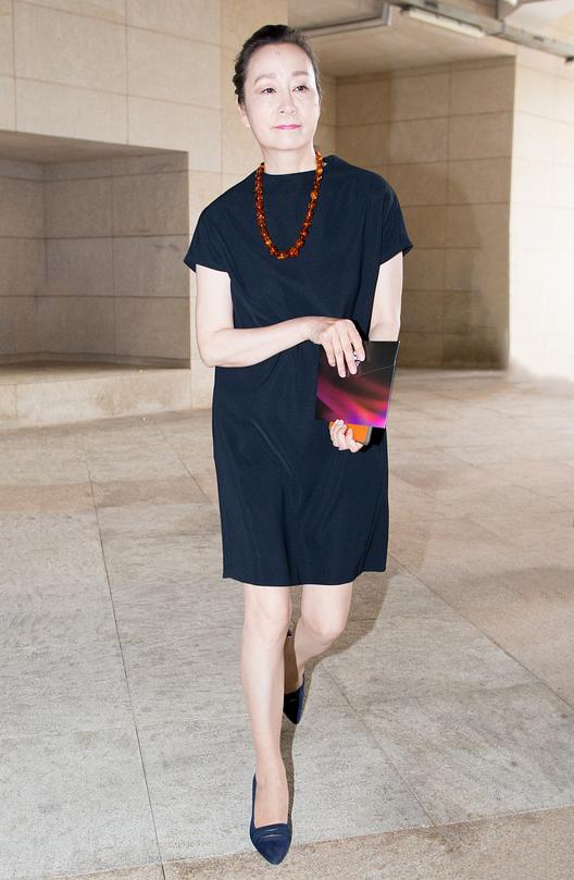 奚美娟真是奶奶辈清流，宽松裙配长串珠，佛系穿搭慈爱又优雅