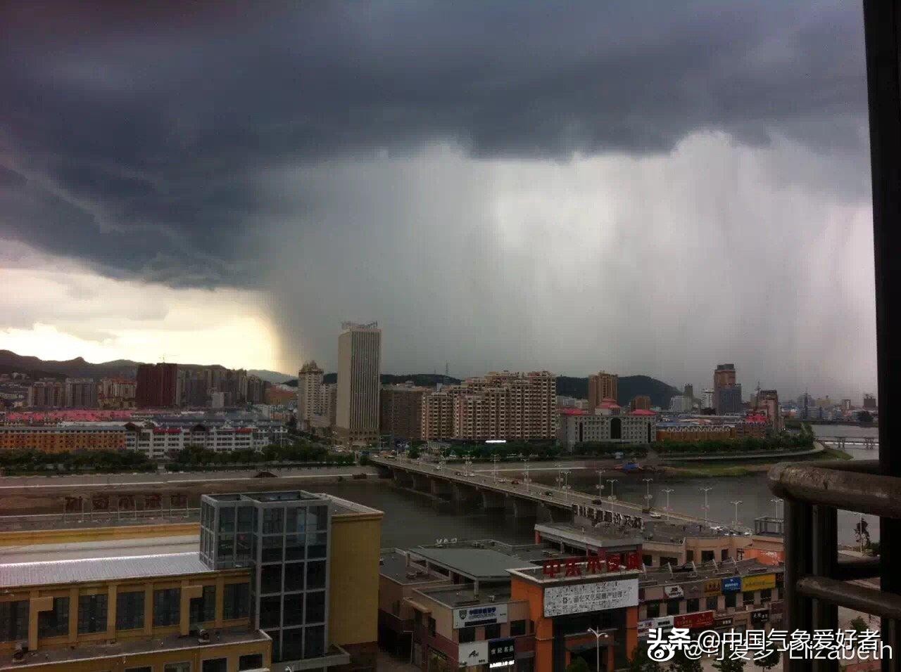 暴雨突袭上海堪比台风过境,超级单体雷暴云闯入浙江