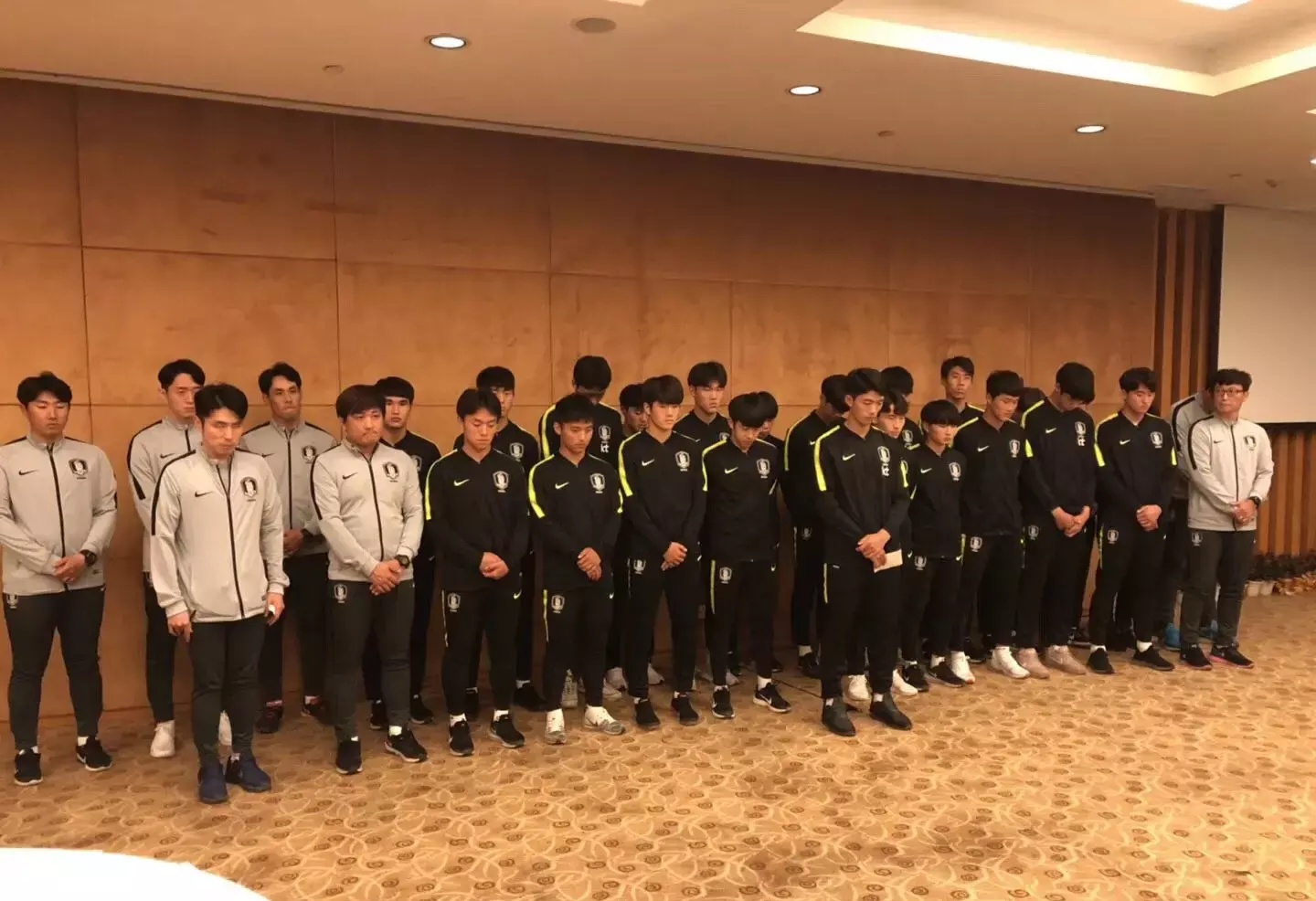 最新进展：韩国球员*辱侮**奖杯，真的是国足技不如人吗？