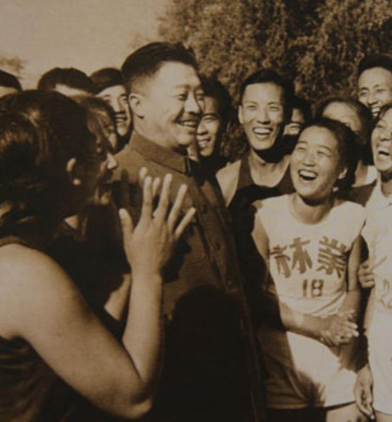 伟人足球情结：毛*东泽**踢门将，陈毅踢中锋，贺龙打造亚洲足球劲旅