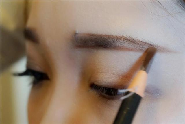 化妆先抹防晒还是先抹bb霜,化妆时先涂隔离霜还是先涂防晒霜