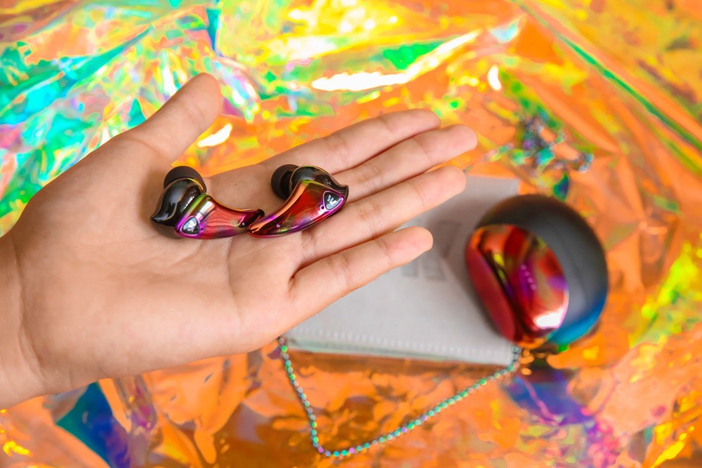 耳机也能入驻潮流圈？ROttKRON乐旷多晶锆宝石耳饰耳机来袭