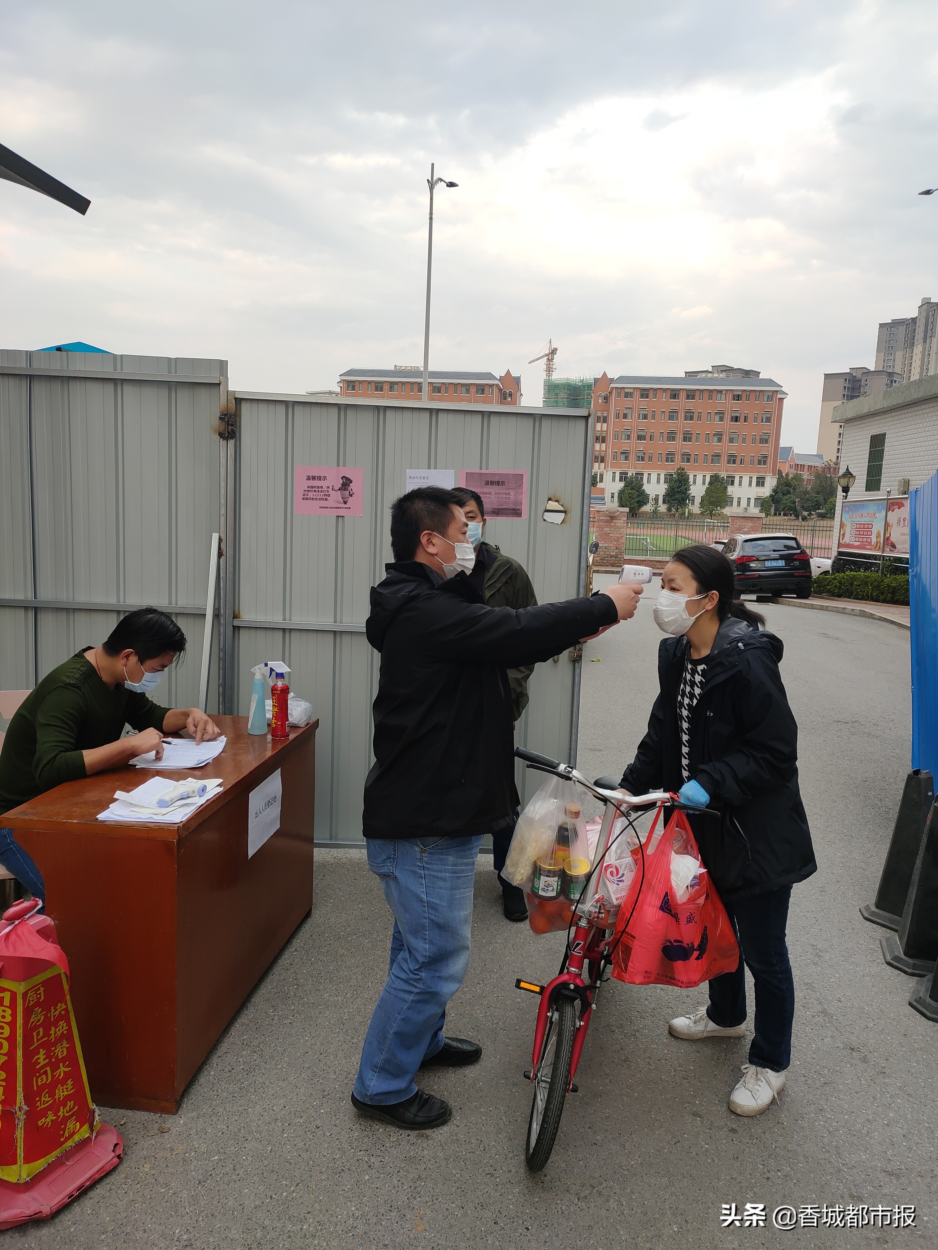 天洁罗马城小区：临时*党**支部打通防疫最后一公里