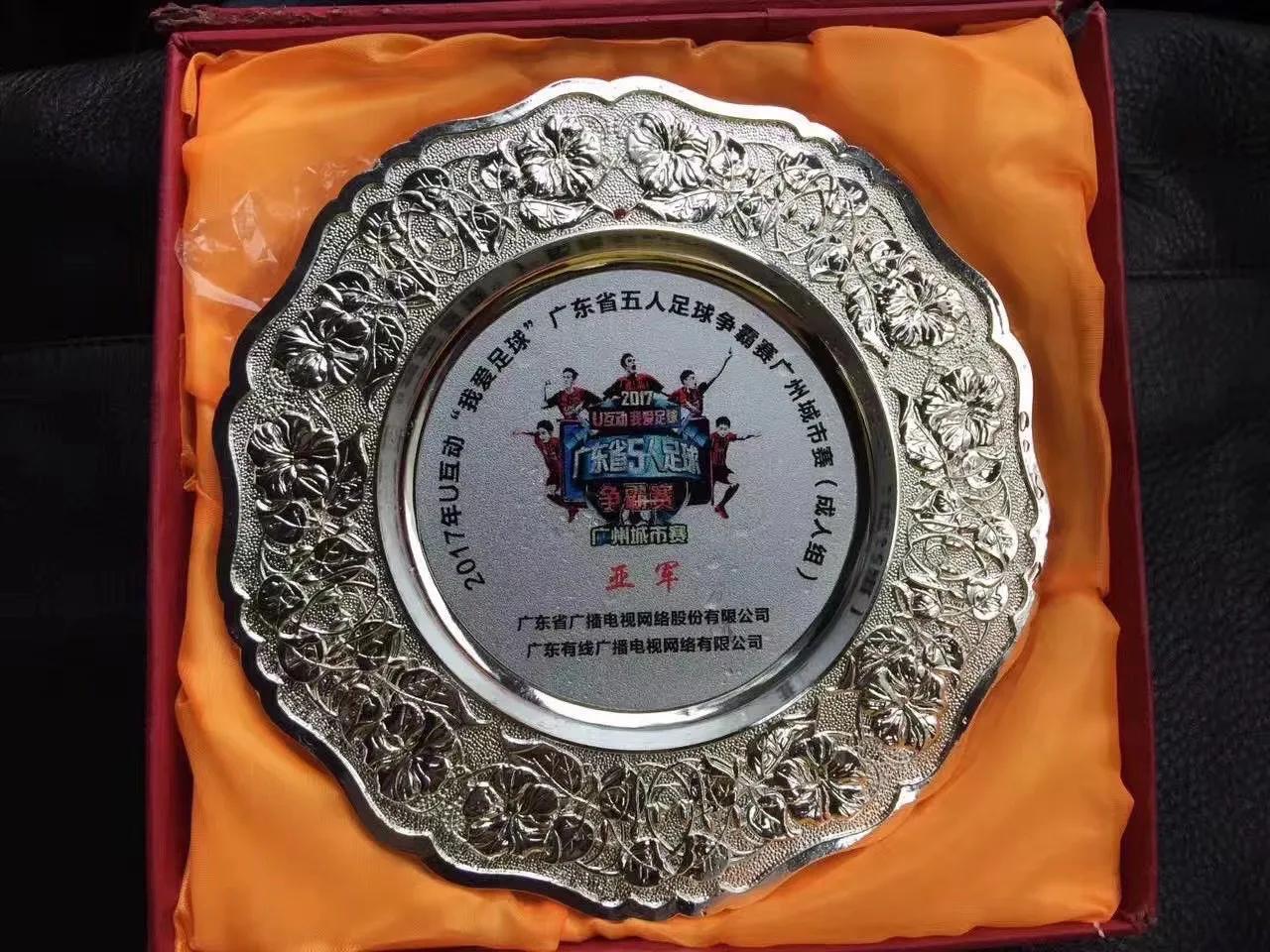 这一天在眼泪中提前到来。华丽转身后，只能和球场说再见。