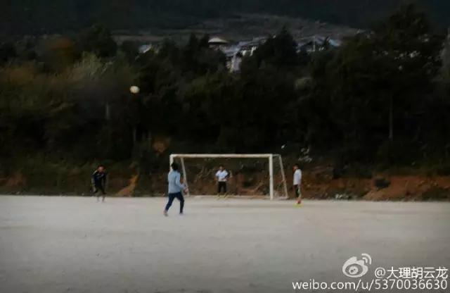 玉龙雪山附近原始村落,玉龙雪山下的村叫什么