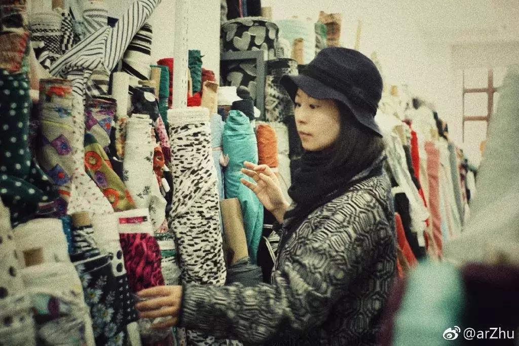 从服装外企高管到独立设计师，她把文学作品做成丝巾系在脖子上