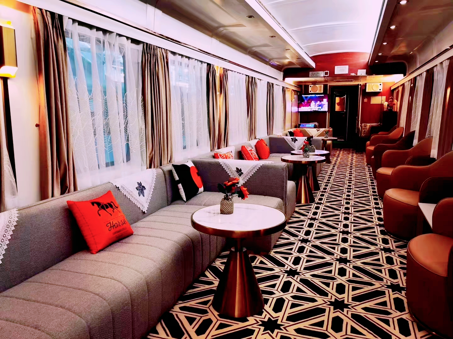 豪华旅游火车票价2万元,平价旅游火车票价多少元